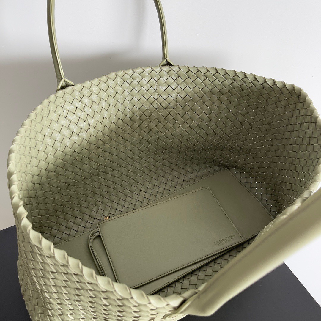 bo*te*ga Ve*ne*ta large cabat bag in travertine intrecciato lambskin