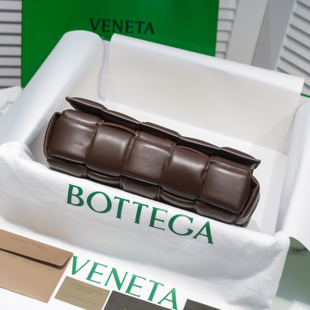 bo*te*ga Ve*ne*ta chain cassette bag in fondant lambskin