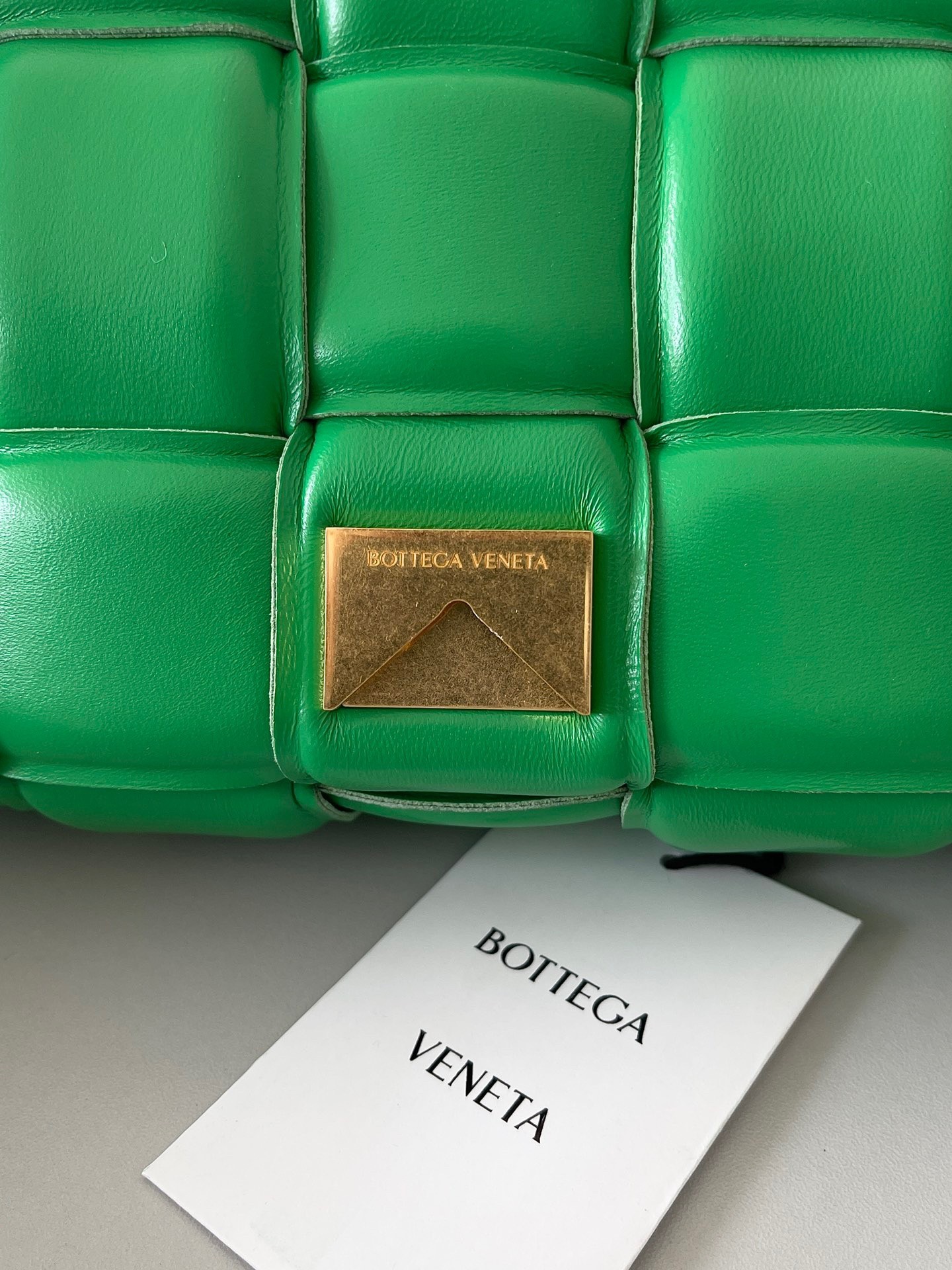bo*te*ga Ve*ne*ta chain cassette bag in parakeet lambskin
