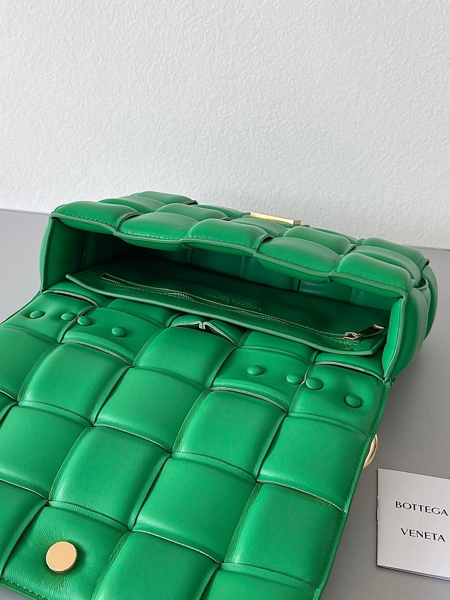 bo*te*ga Ve*ne*ta chain cassette bag in parakeet lambskin