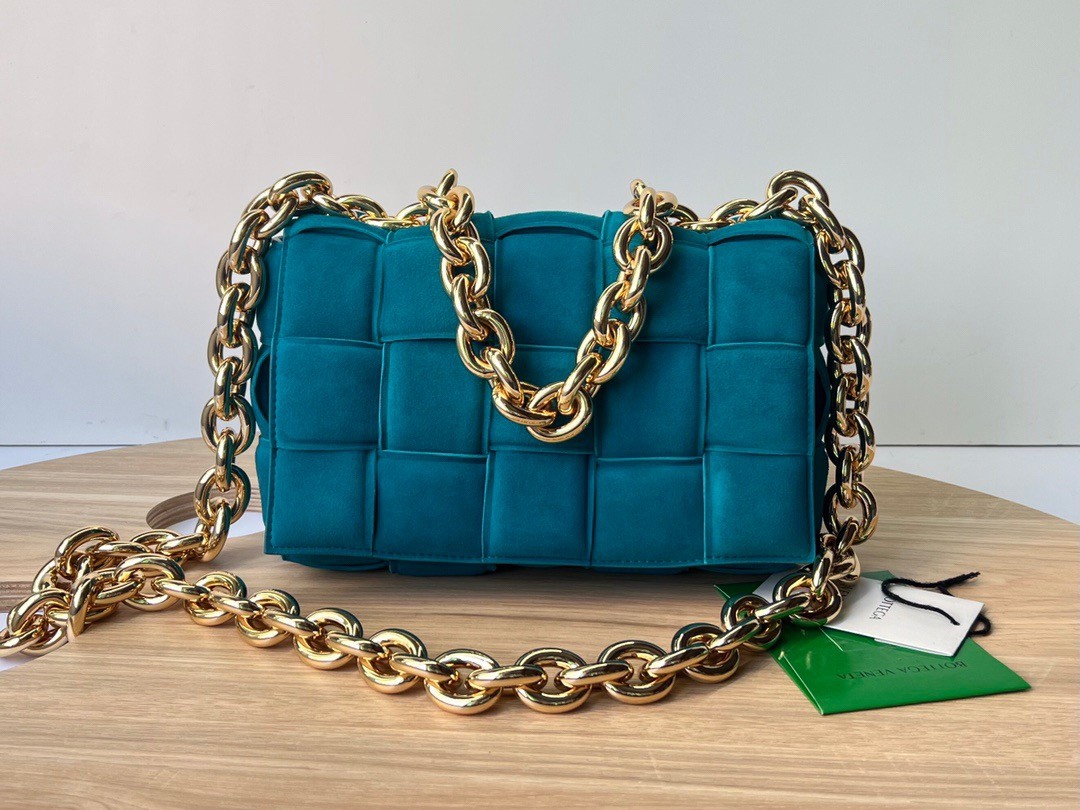 bo*te*ga Ve*ne*ta chain cassette bag in blaster suede