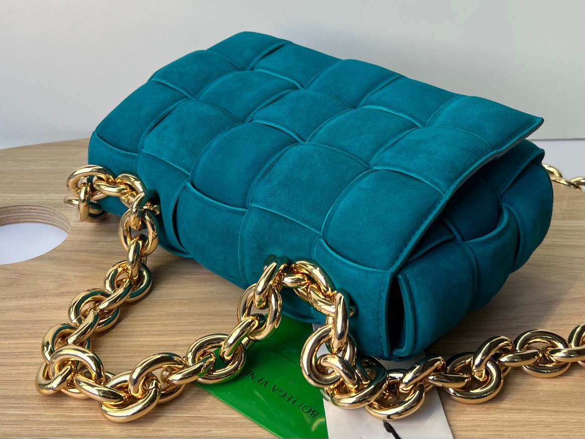 bo*te*ga Ve*ne*ta chain cassette bag in blaster suede