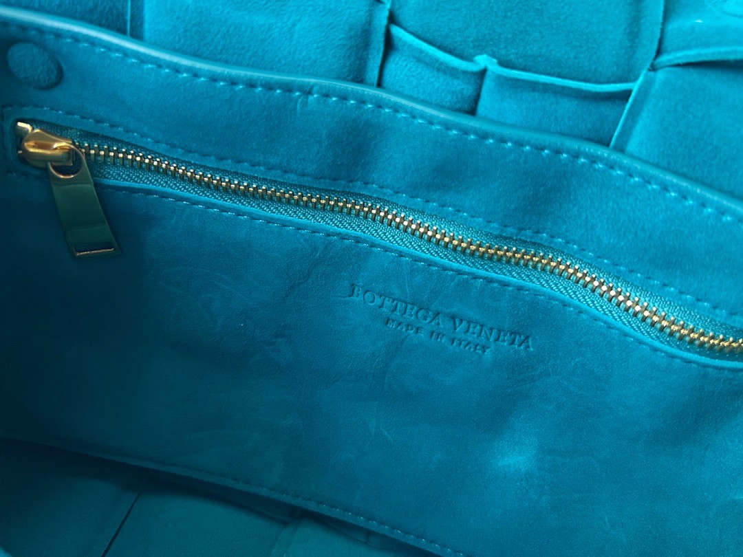 bo*te*ga Ve*ne*ta chain cassette bag in blaster suede