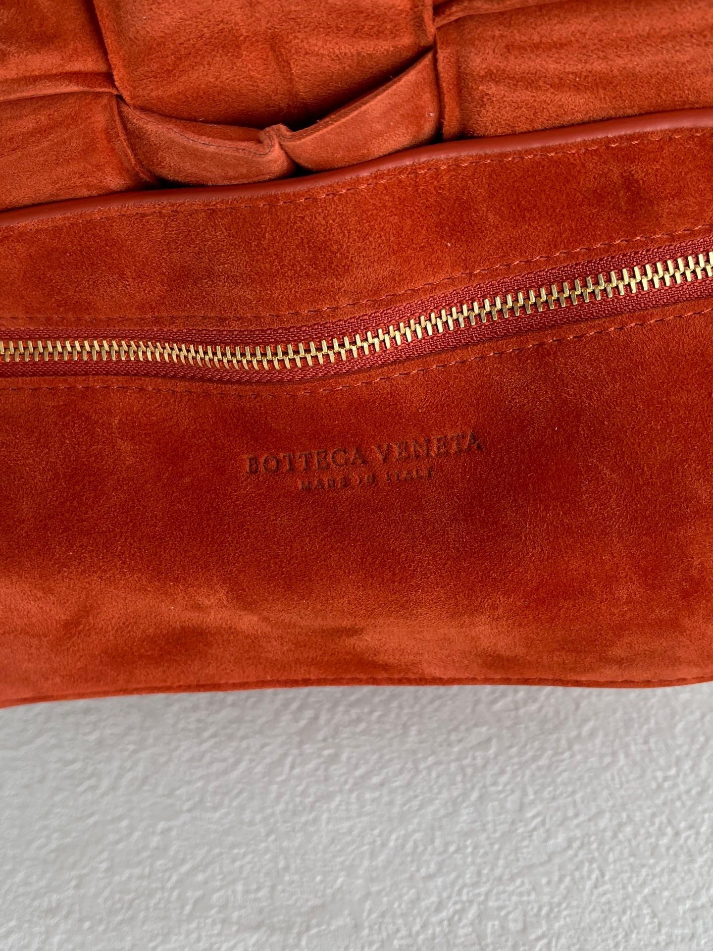bo*te*ga Ve*ne*ta chain cassette bag in maple suede