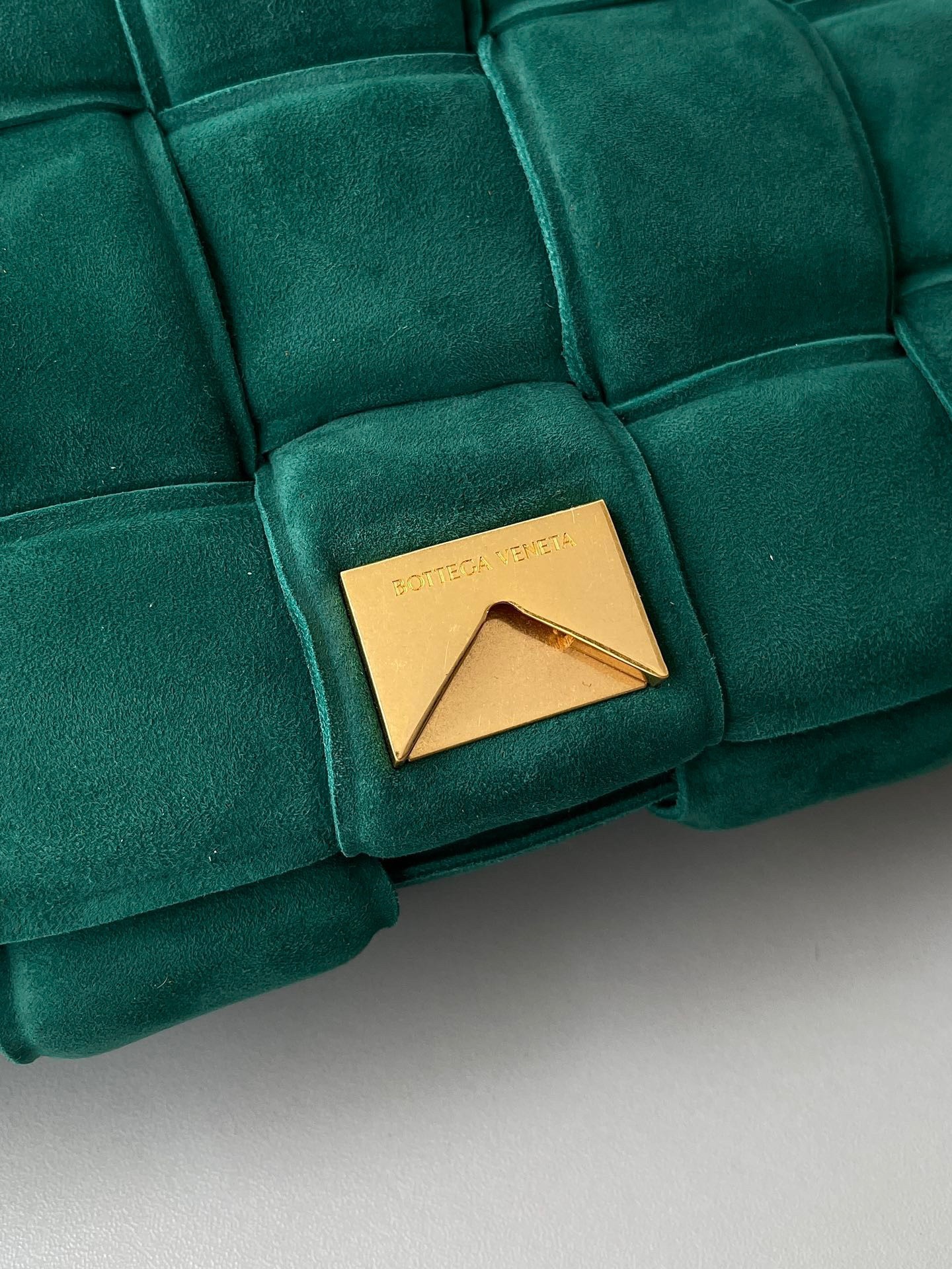 bo*te*ga Ve*ne*ta chain cassette bag in emerald green suede