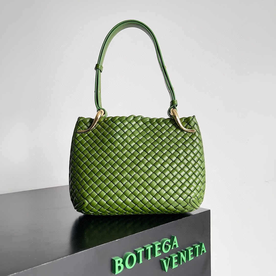 bo*te*ga Ve*ne*ta clicker small bag in avocado intrecciato lambskin