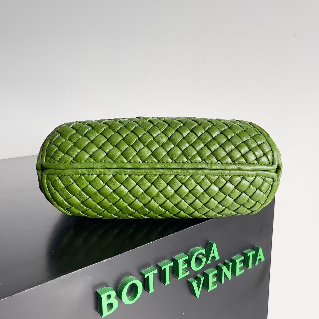 bo*te*ga Ve*ne*ta clicker small bag in avocado intrecciato lambskin