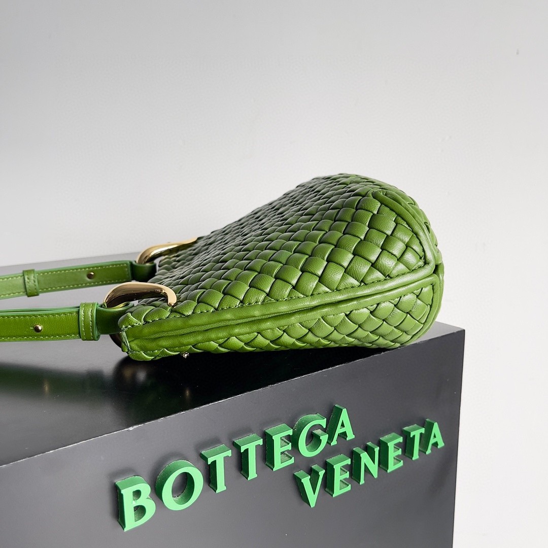 bo*te*ga Ve*ne*ta clicker small bag in avocado intrecciato lambskin
