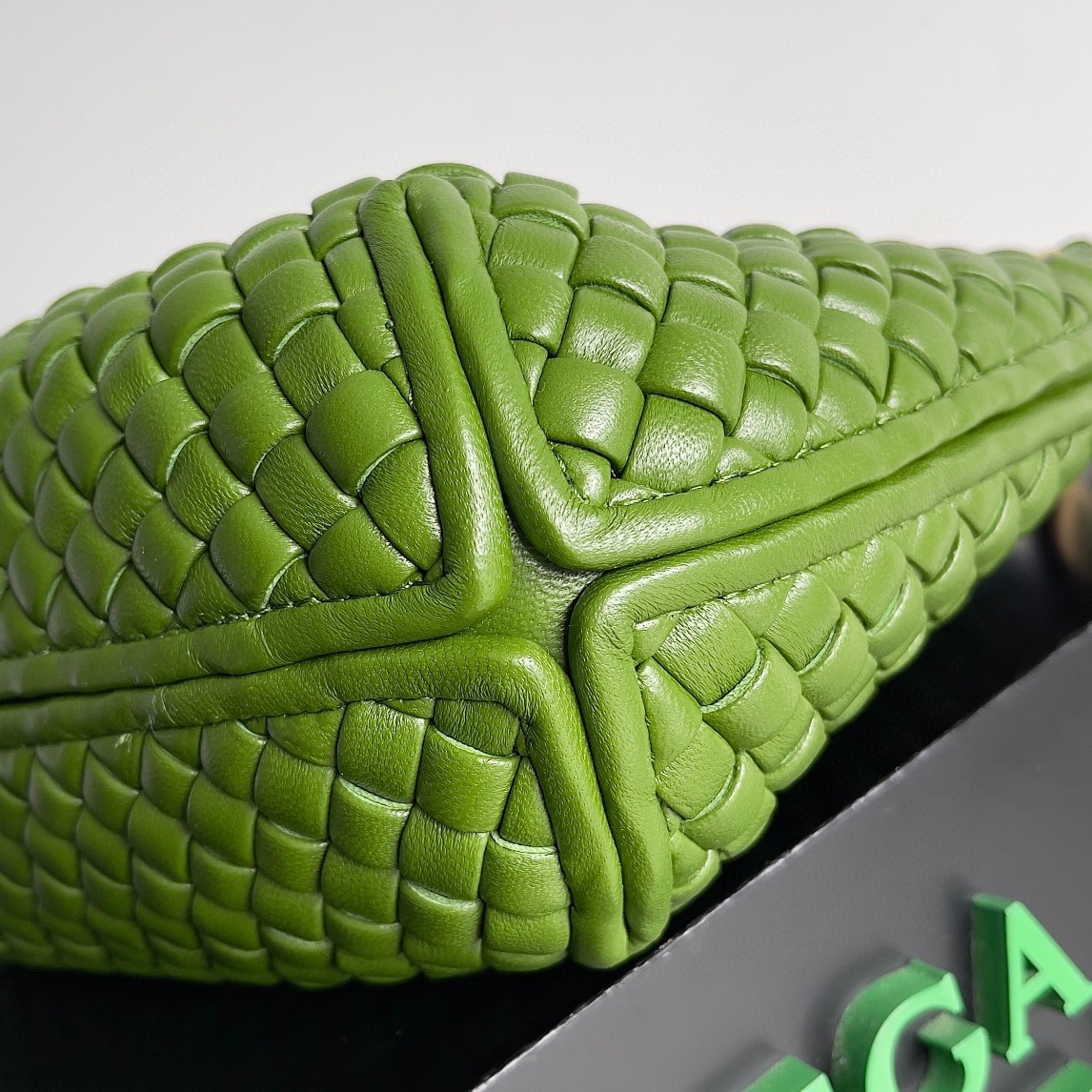 bo*te*ga Ve*ne*ta clicker small bag in avocado intrecciato lambskin