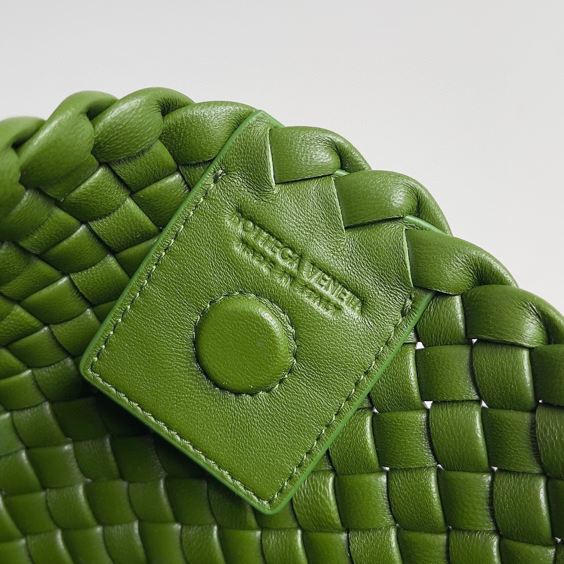 bo*te*ga Ve*ne*ta clicker small bag in avocado intrecciato lambskin