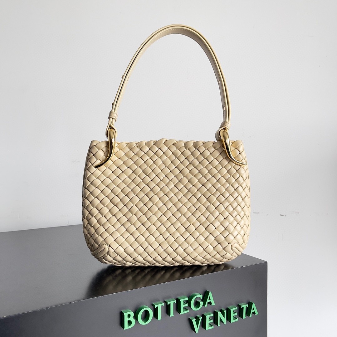 bo*te*ga Ve*ne*ta clicker small bag in porridge intrecciato lambskin