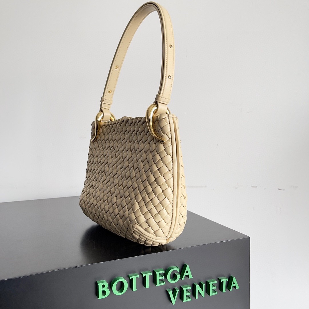 bo*te*ga Ve*ne*ta clicker small bag in porridge intrecciato lambskin