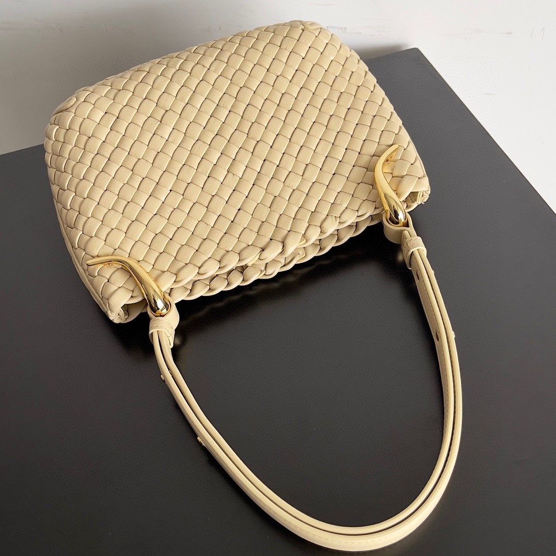 bo*te*ga Ve*ne*ta clicker small bag in porridge intrecciato lambskin