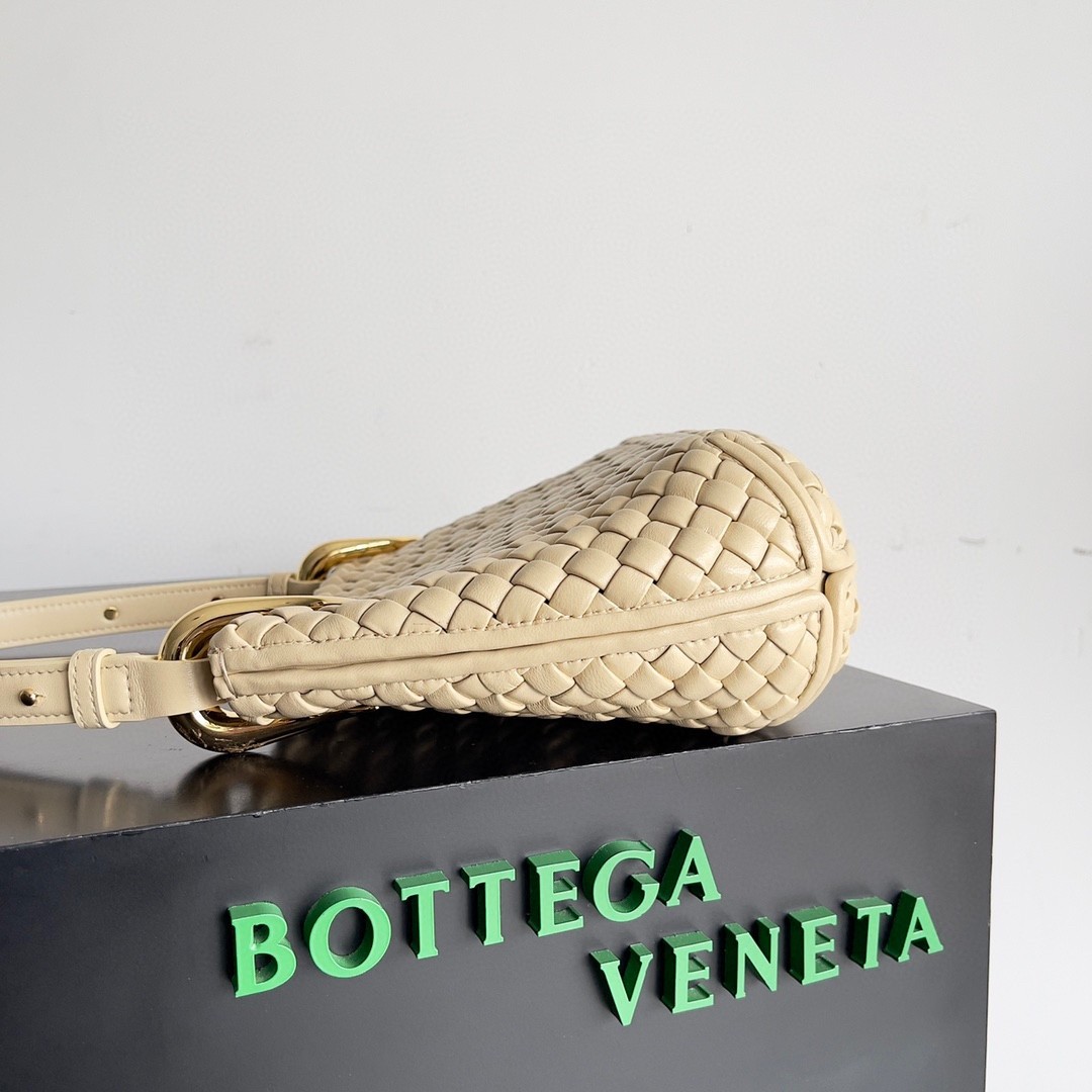bo*te*ga Ve*ne*ta clicker small bag in porridge intrecciato lambskin