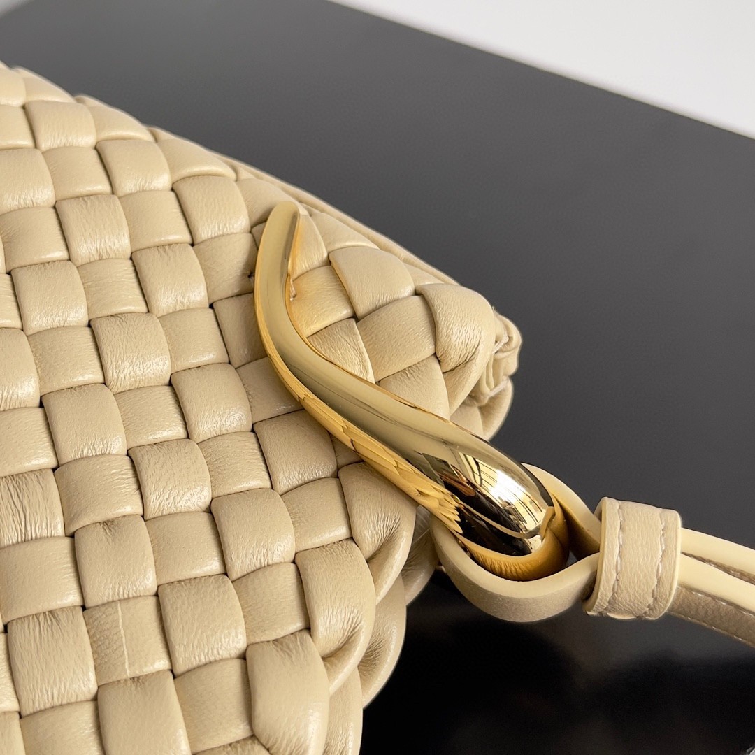 bo*te*ga Ve*ne*ta clicker small bag in porridge intrecciato lambskin