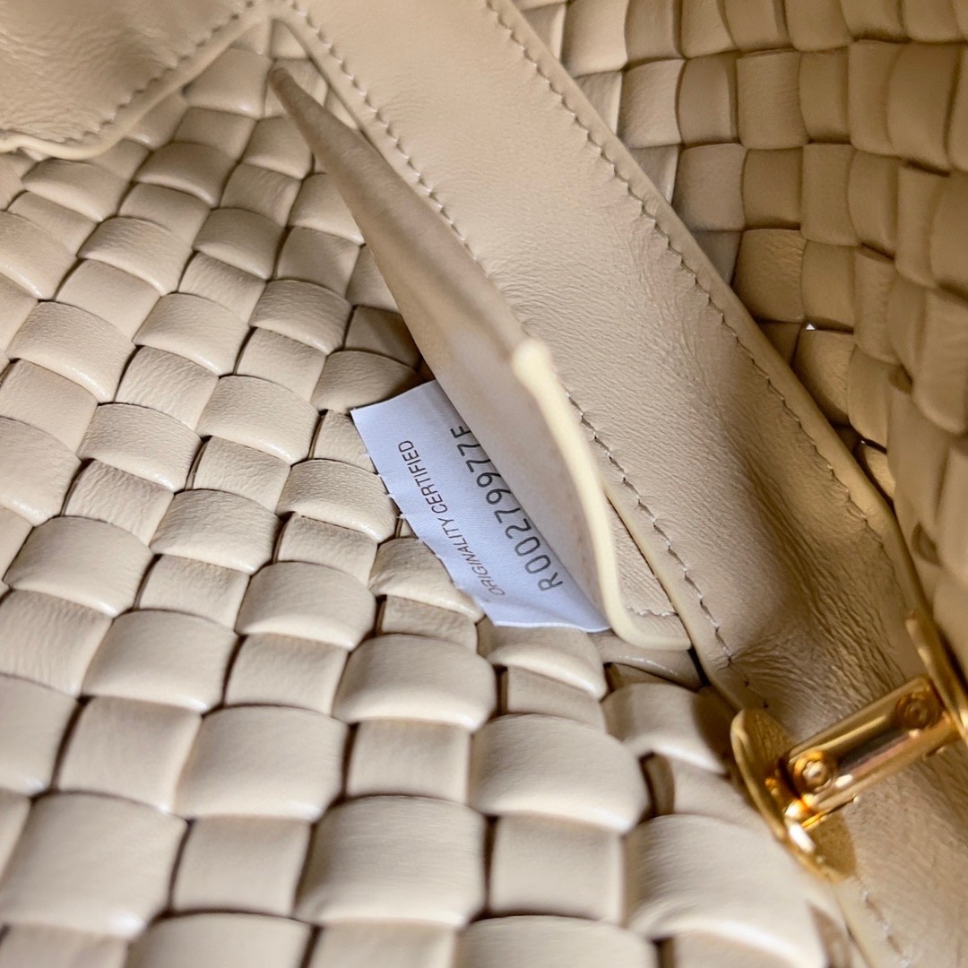 bo*te*ga Ve*ne*ta clicker small bag in porridge intrecciato lambskin