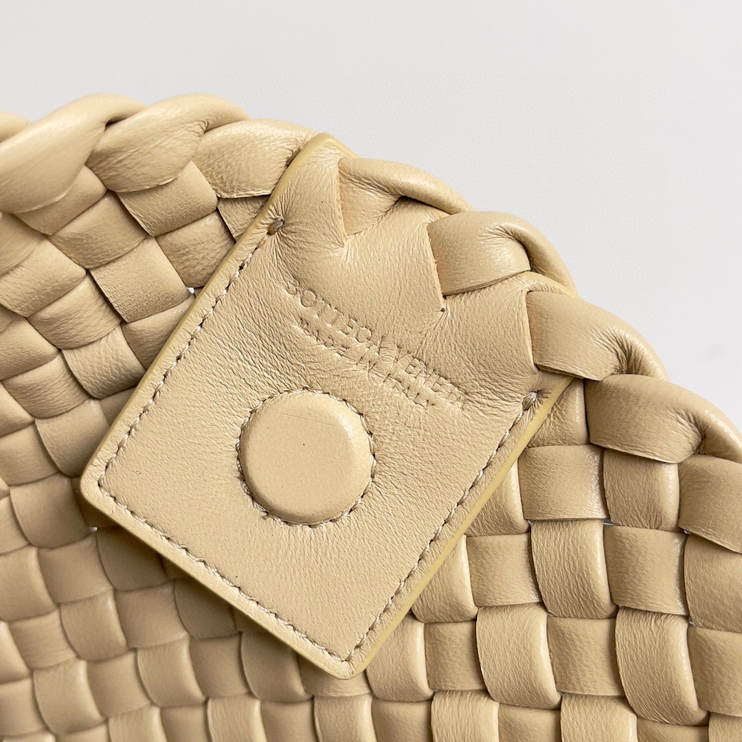 bo*te*ga Ve*ne*ta clicker small bag in porridge intrecciato lambskin