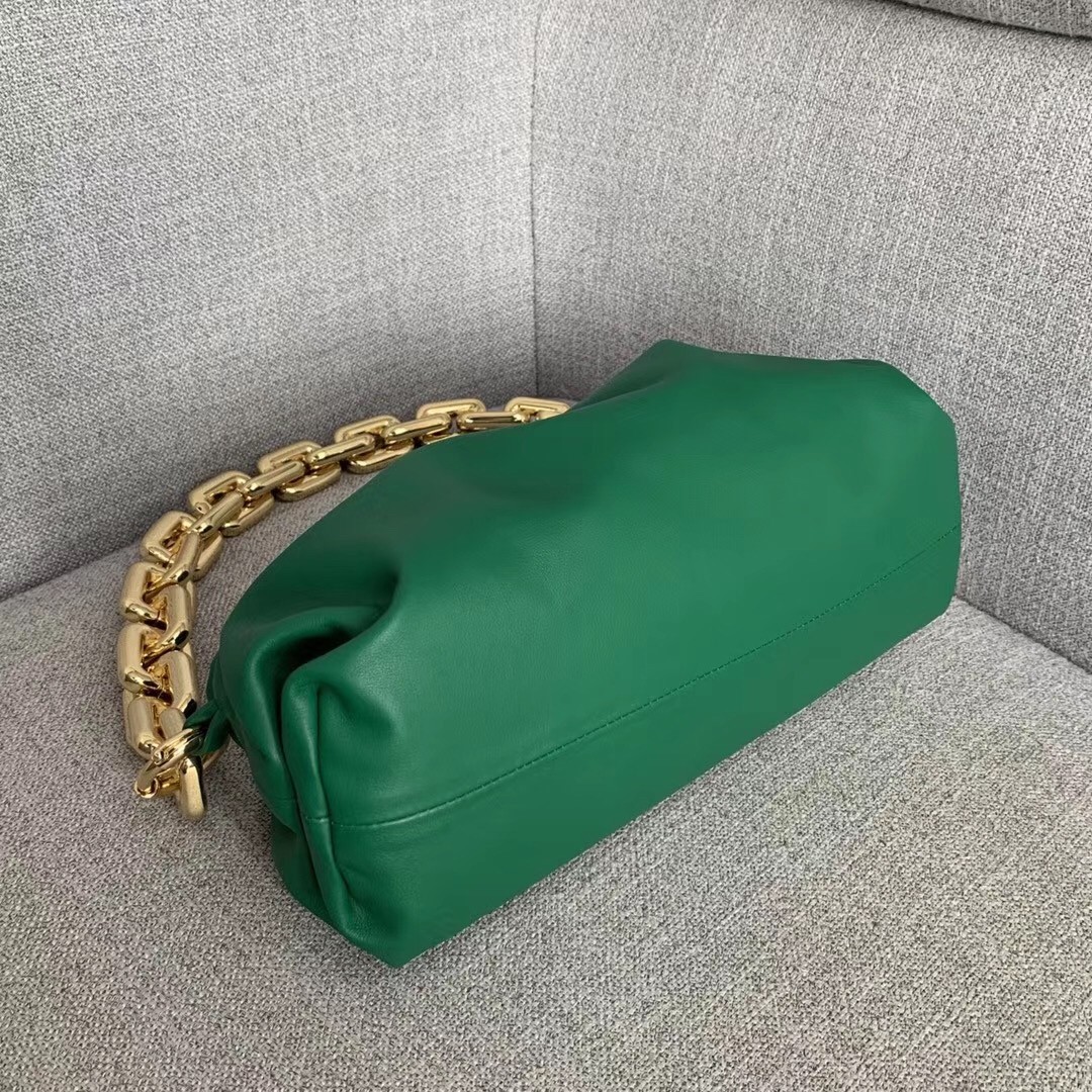 bo*te*ga Ve*ne*ta the chain pouch in green calfskin