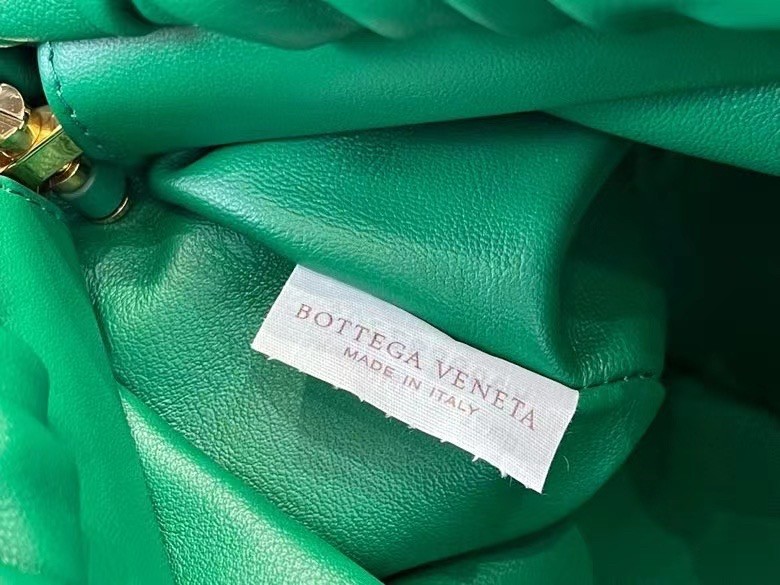 bo*te*ga Ve*ne*ta the chain pouch in green calfskin