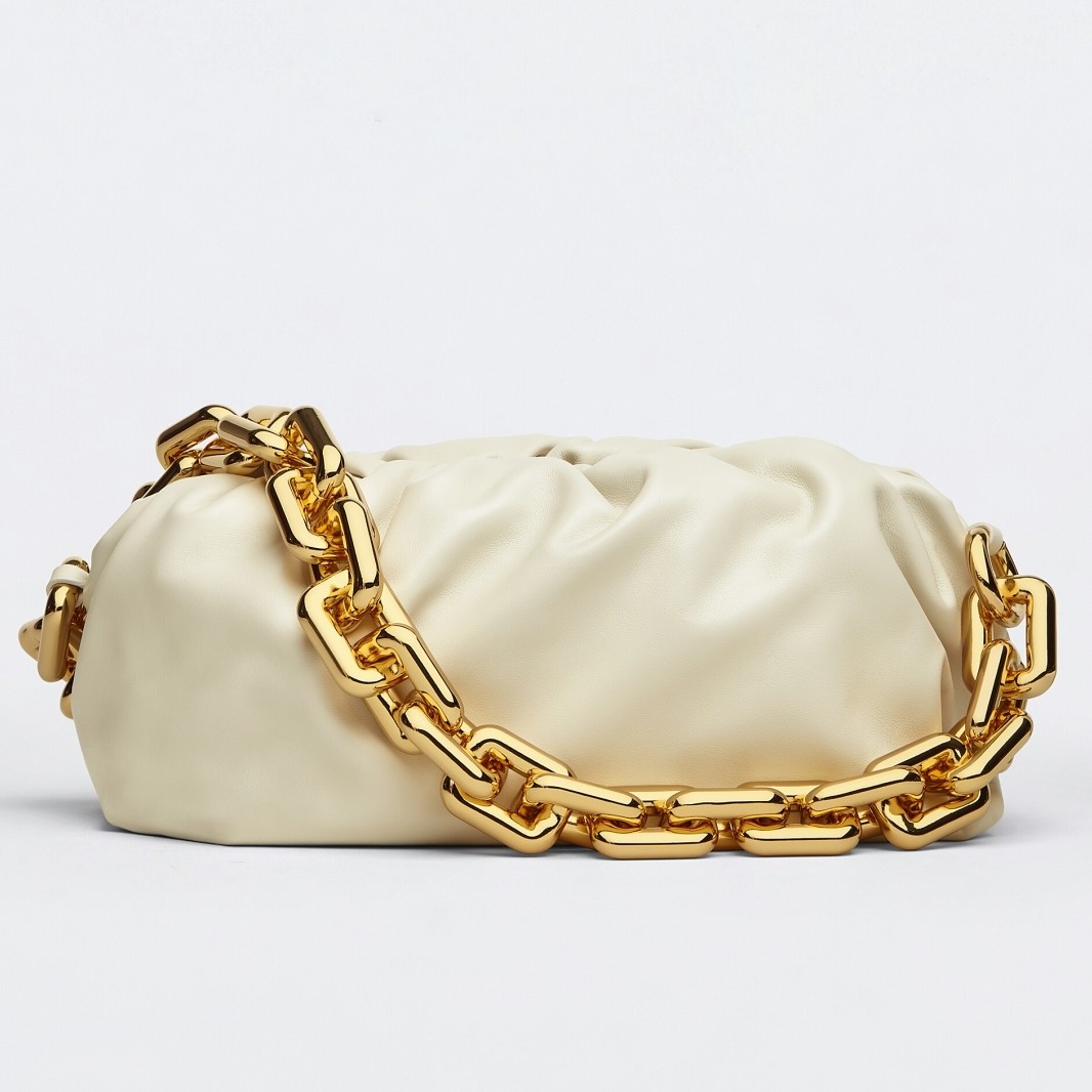 bo*te*ga Ve*ne*ta the chain pouch in plaster calfskin