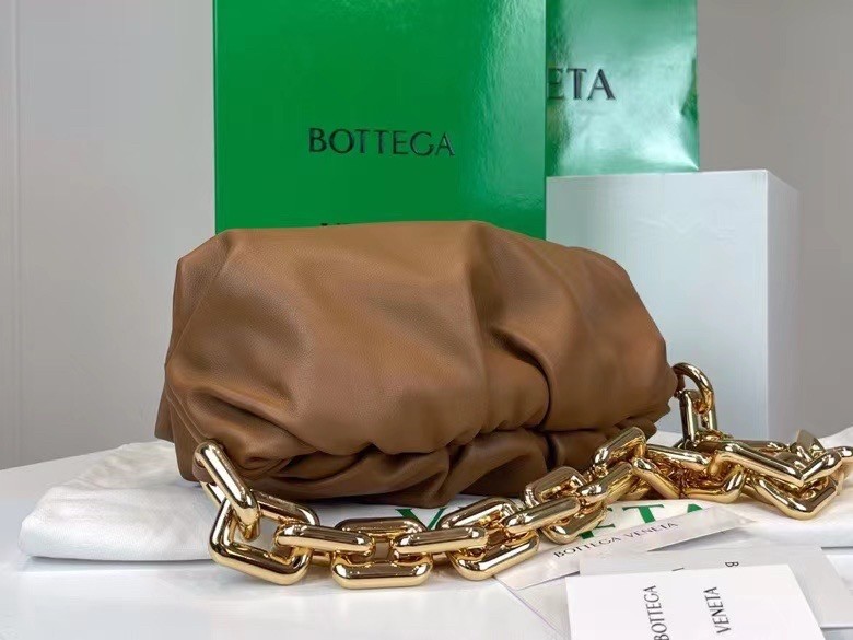 bo*te*ga Ve*ne*ta the chain pouch bag in teak calfskin