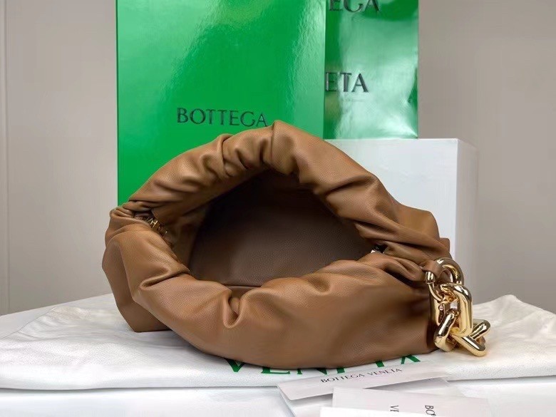 bo*te*ga Ve*ne*ta the chain pouch bag in teak calfskin