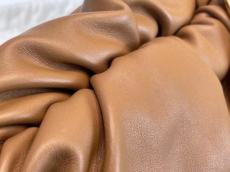 bo*te*ga Ve*ne*ta the chain pouch bag in teak calfskin