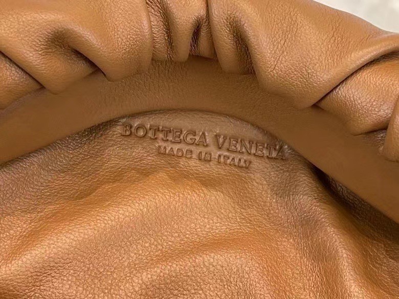 bo*te*ga Ve*ne*ta the chain pouch bag in teak calfskin