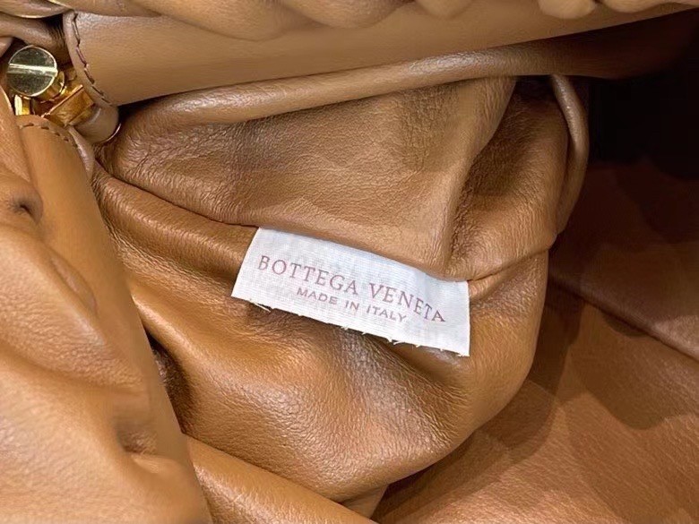 bo*te*ga Ve*ne*ta the chain pouch bag in teak calfskin