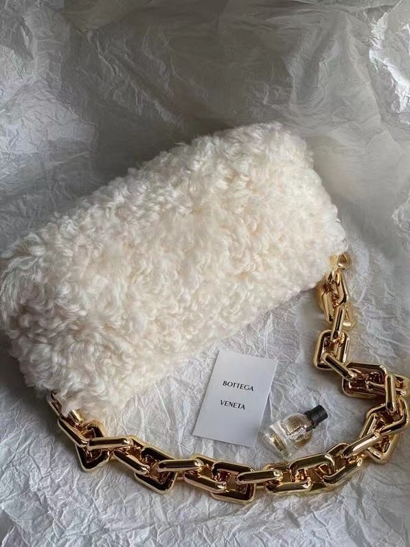 bo*te*ga Ve*ne*ta the chain pouch in white shearling
