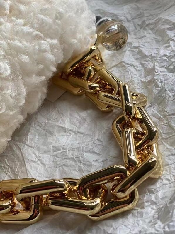 bo*te*ga Ve*ne*ta the chain pouch in white shearling