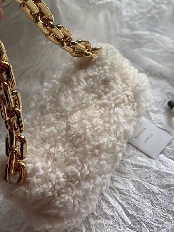 bo*te*ga Ve*ne*ta the chain pouch in white shearling