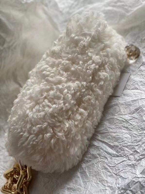 bo*te*ga Ve*ne*ta the chain pouch in white shearling