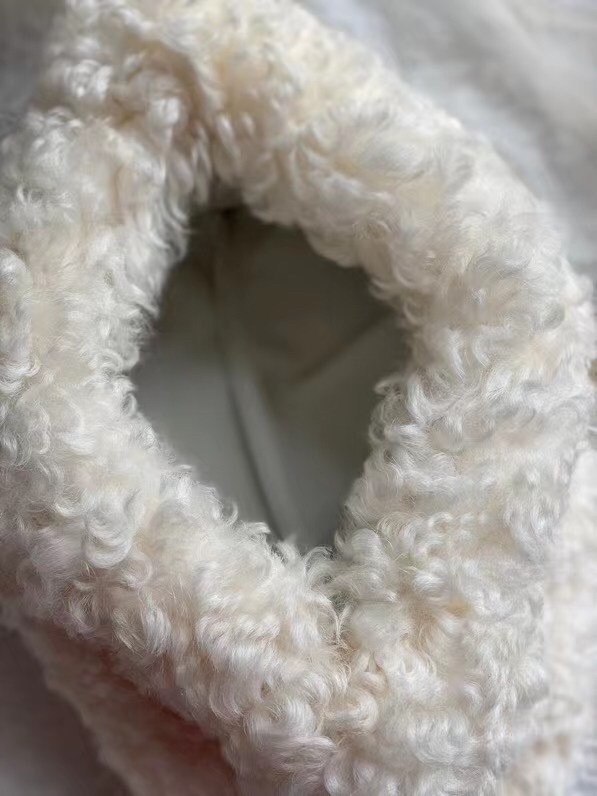 bo*te*ga Ve*ne*ta the chain pouch in white shearling