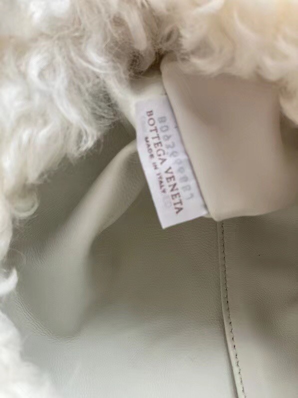 bo*te*ga Ve*ne*ta the chain pouch in white shearling