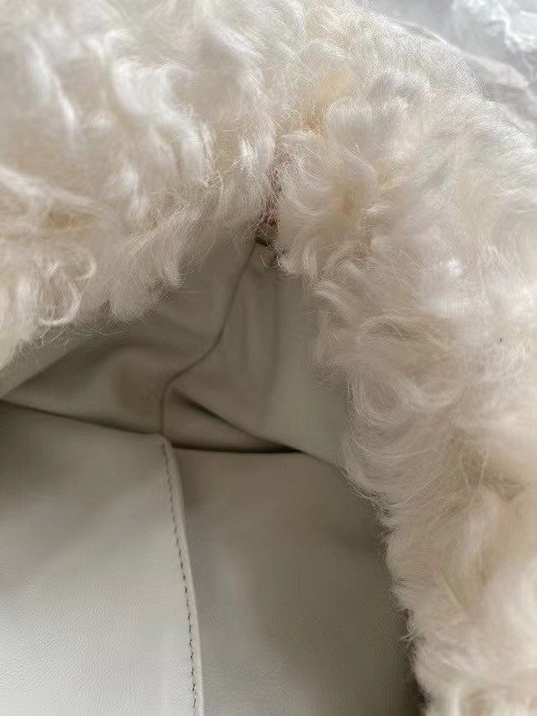 bo*te*ga Ve*ne*ta the chain pouch in white shearling