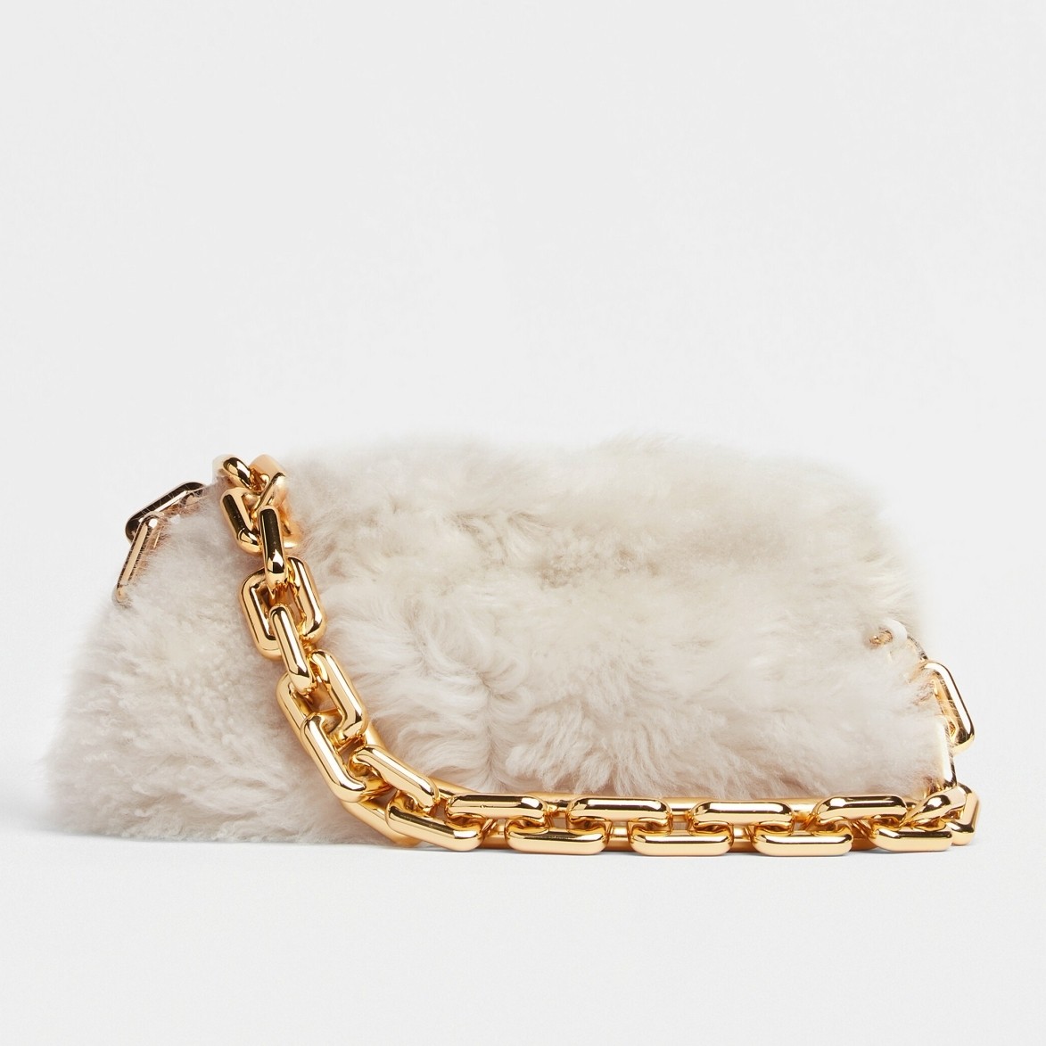 bo*te*ga Ve*ne*ta the chain pouch in white shearling