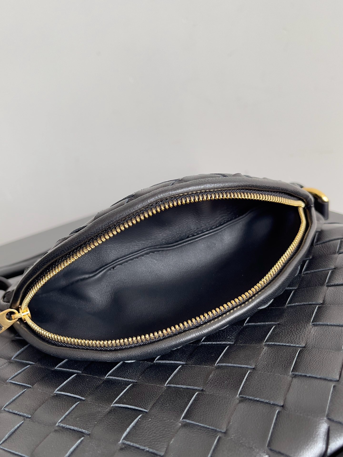 bo*te*ga Ve*ne*ta gemelli small bag in black intrecciato lambskin