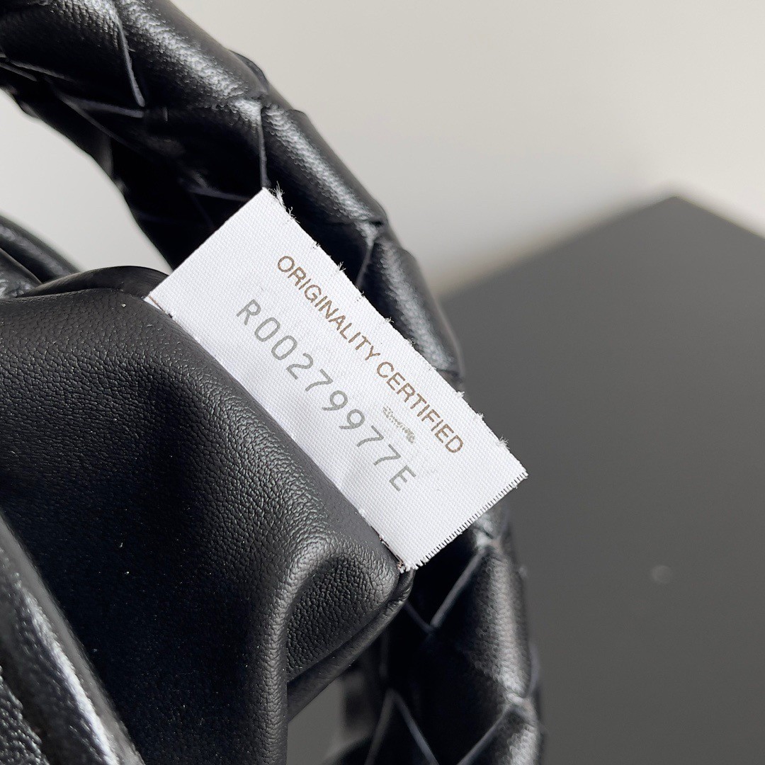 bo*te*ga Ve*ne*ta mini hop bag in black intrecciato calfskin
