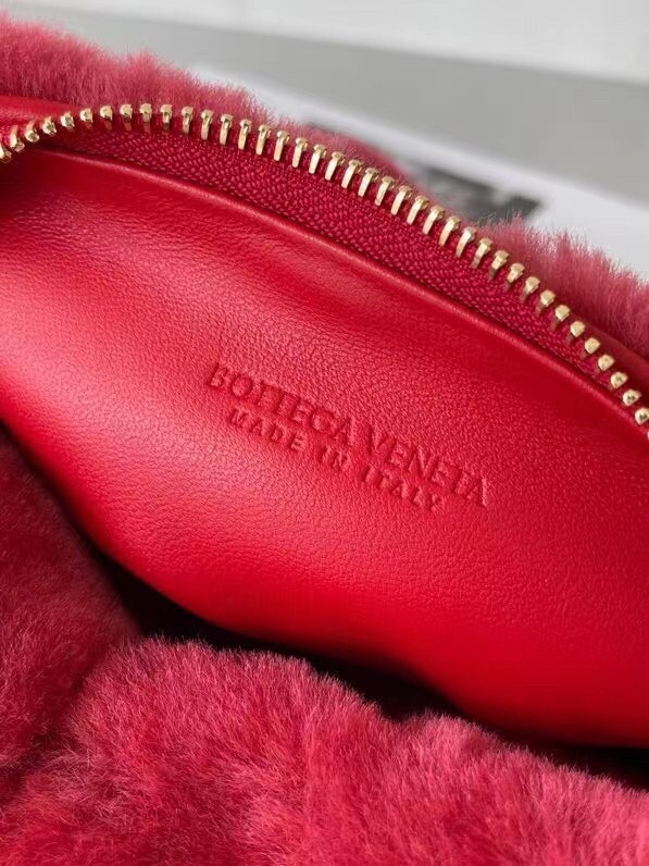 bo*te*ga Ve*ne*ta mini bv jodie bag in red shearling