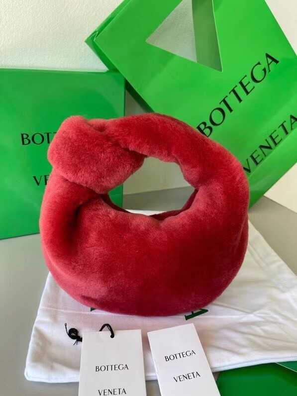 bo*te*ga Ve*ne*ta mini bv jodie bag in red shearling