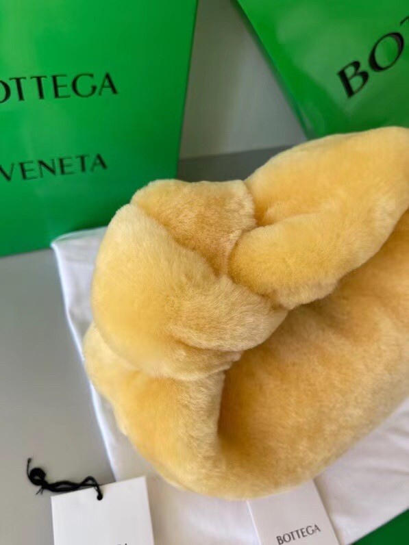 bo*te*ga Ve*ne*ta mini bv jodie bag in teddy shearling