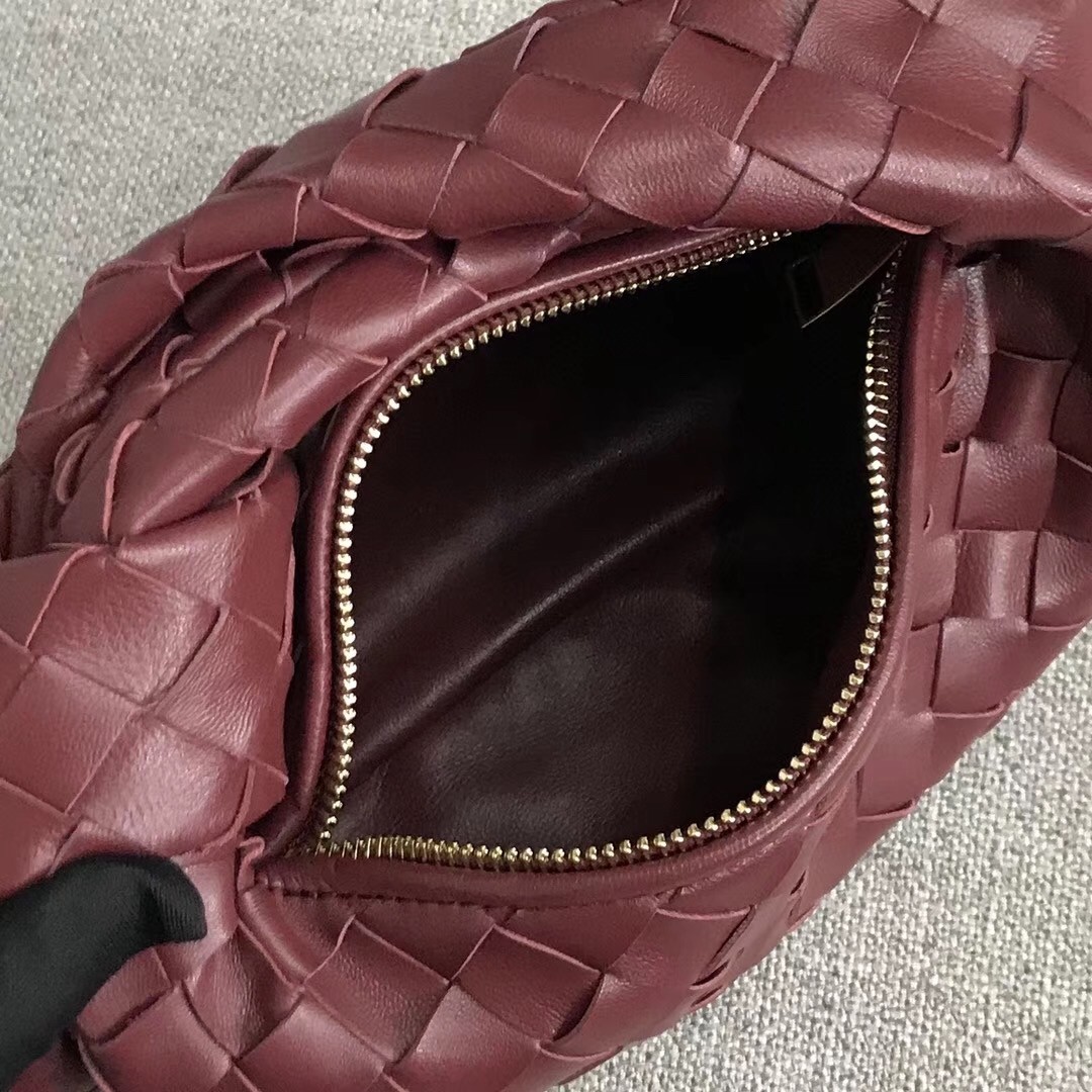 bo*te*ga Ve*ne*ta mini bv jodie bag in bordeaux woven leather