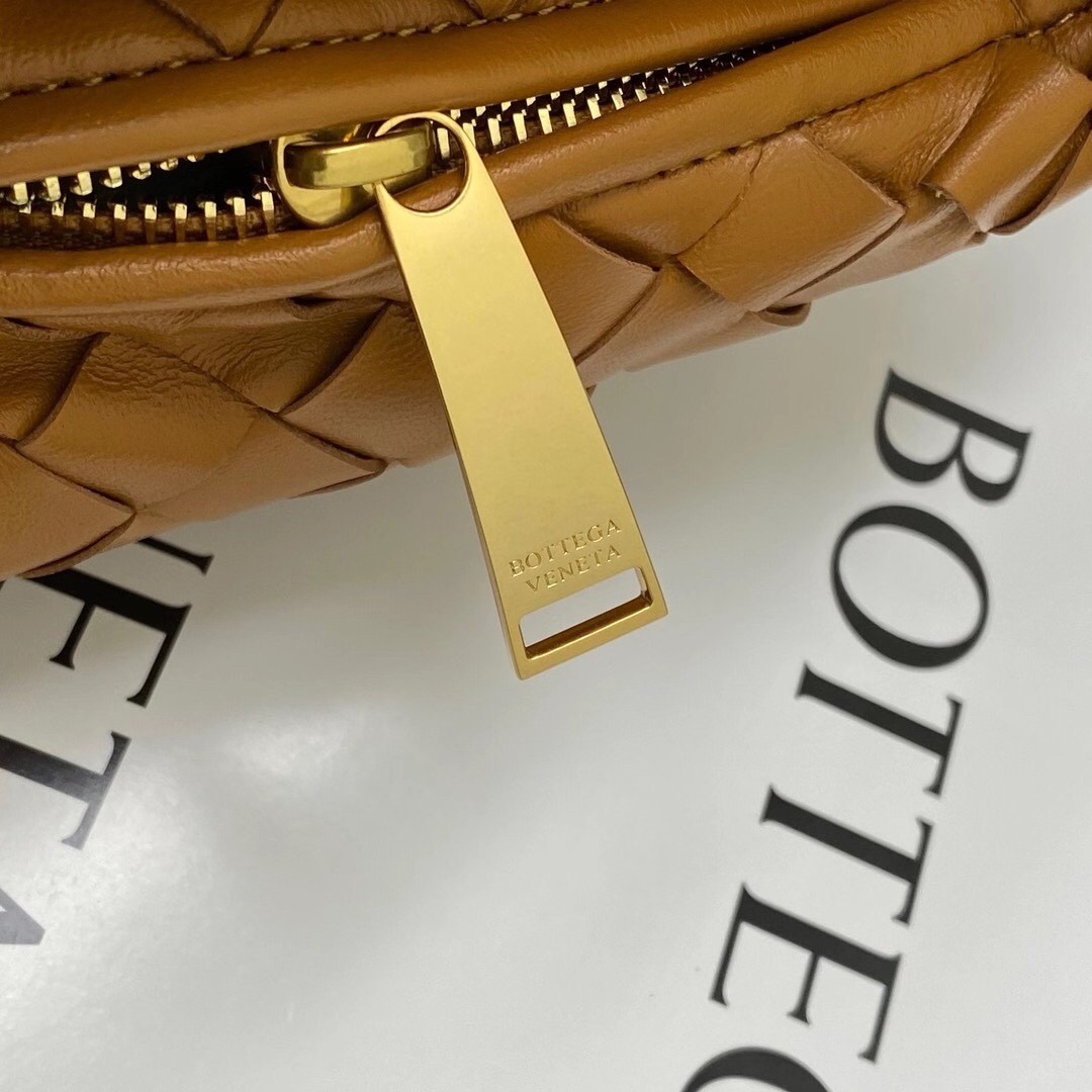 bo*te*ga Ve*ne*ta mini bv jodie bag in sandalwood woven leather