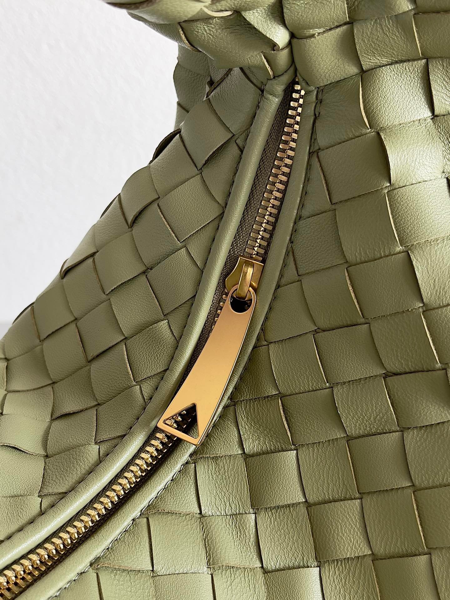 bo*te*ga Ve*ne*ta bv jodie teen bag in travertine intrecciato leather