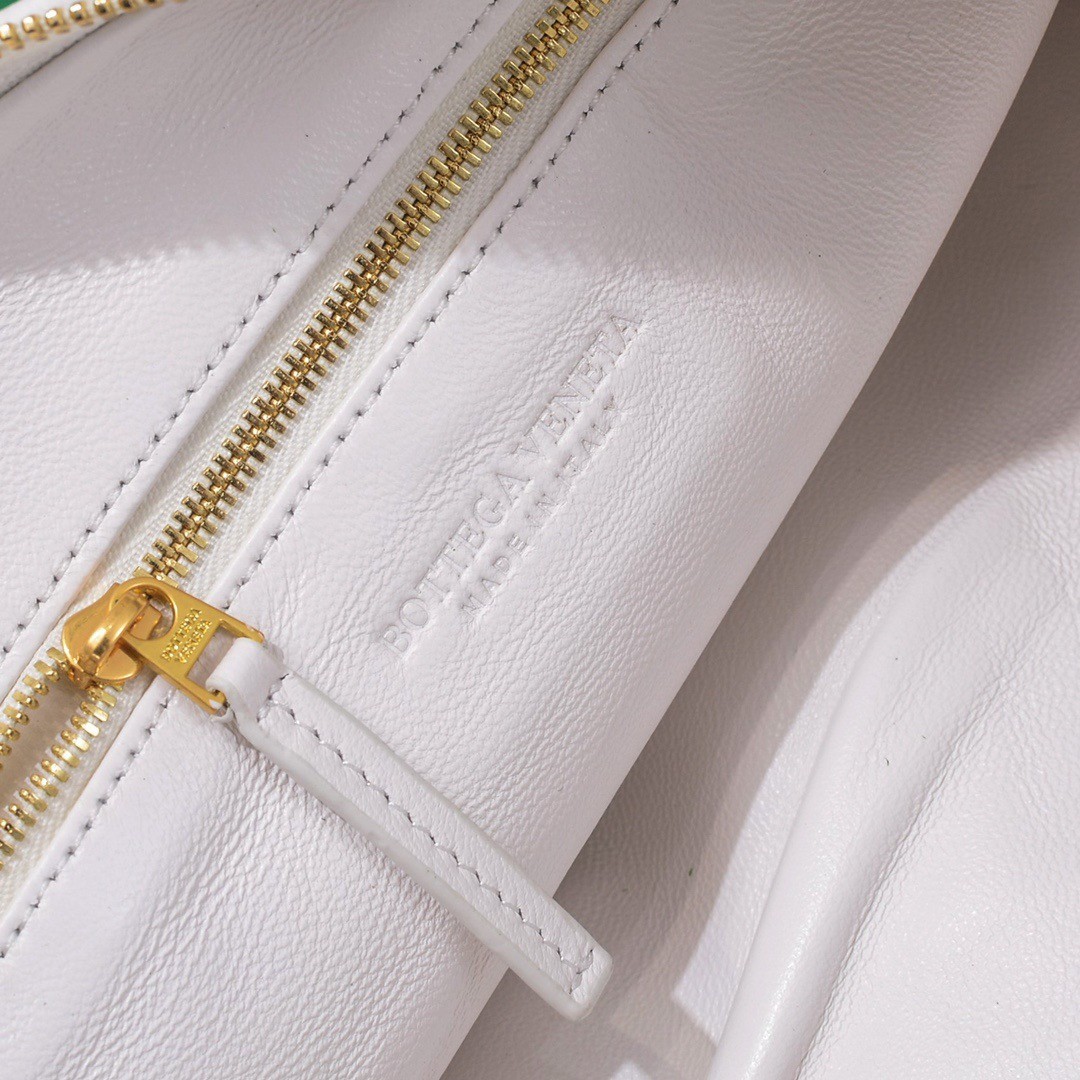 bo*te*ga Ve*ne*ta bv jodie teen bag in white intrecciato leather