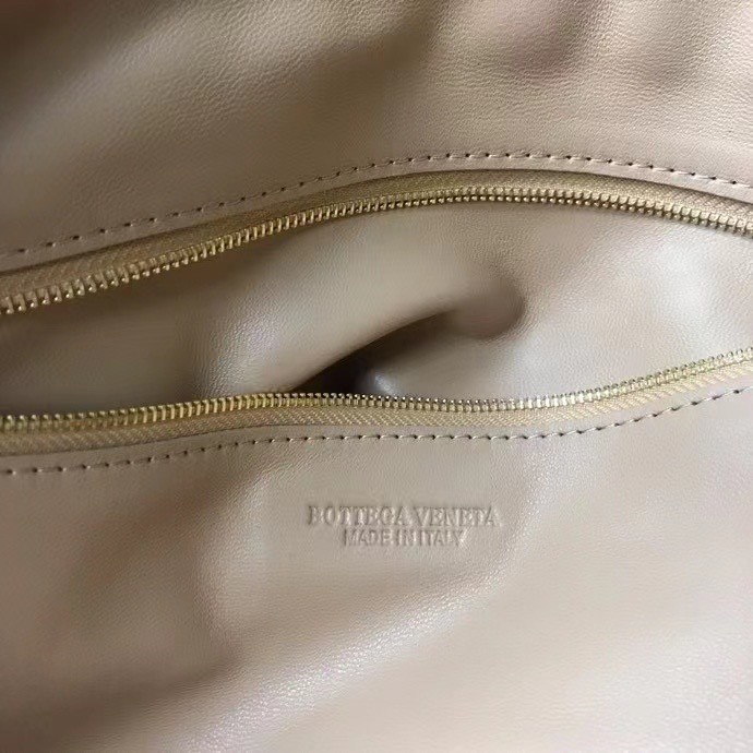 bo*te*ga Ve*ne*ta bv jodie small bag in beige intrecciato leather