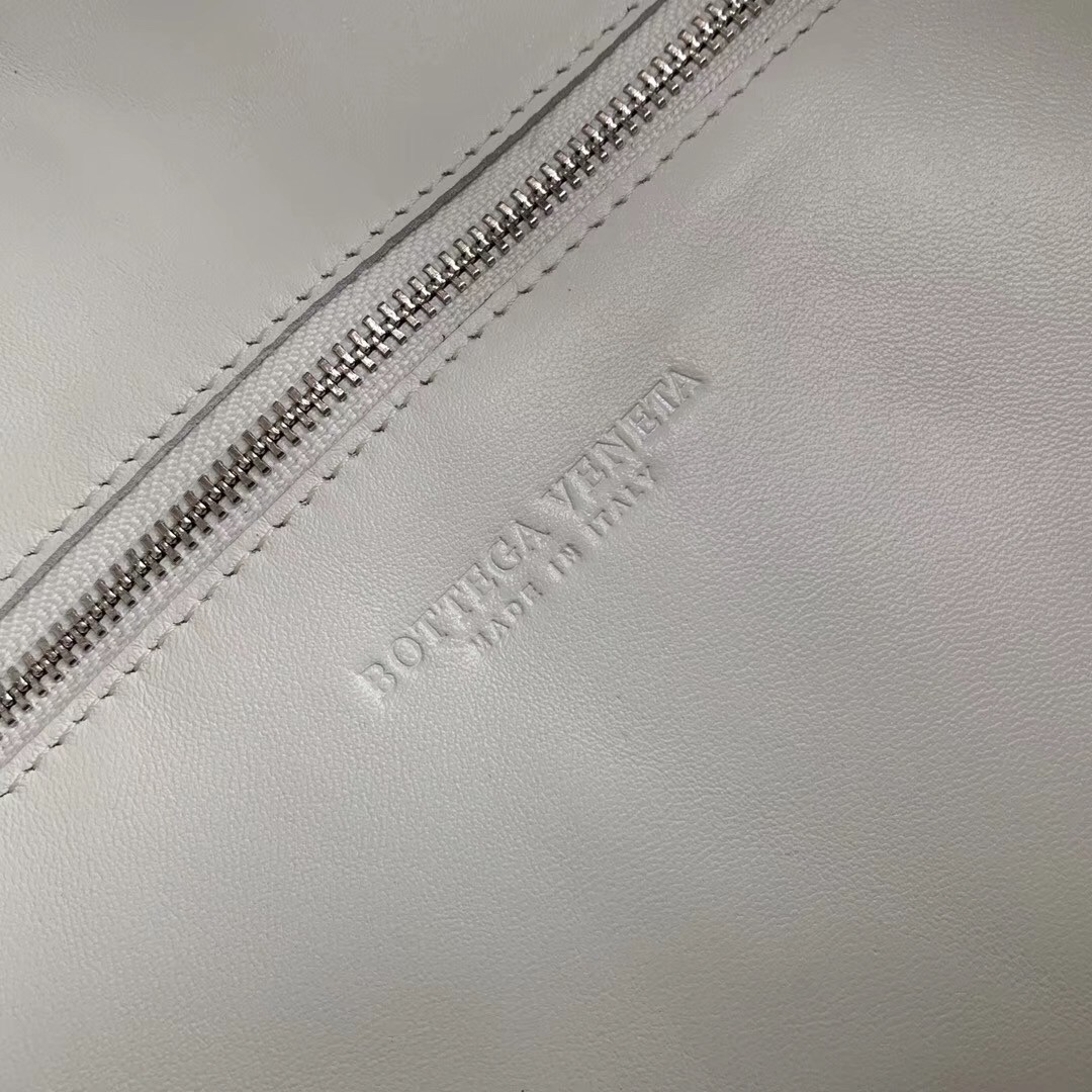 bo*te*ga Ve*ne*ta large bv jodie bag in white woven leather