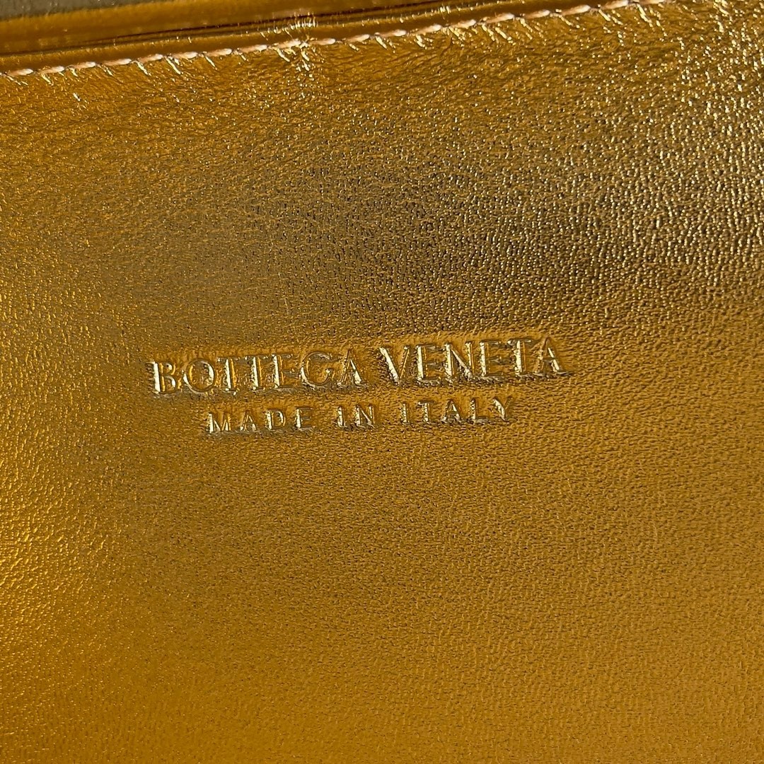 bo*te*ga Ve*ne*ta knot minaudiere clutch in gold sequins laminated leather