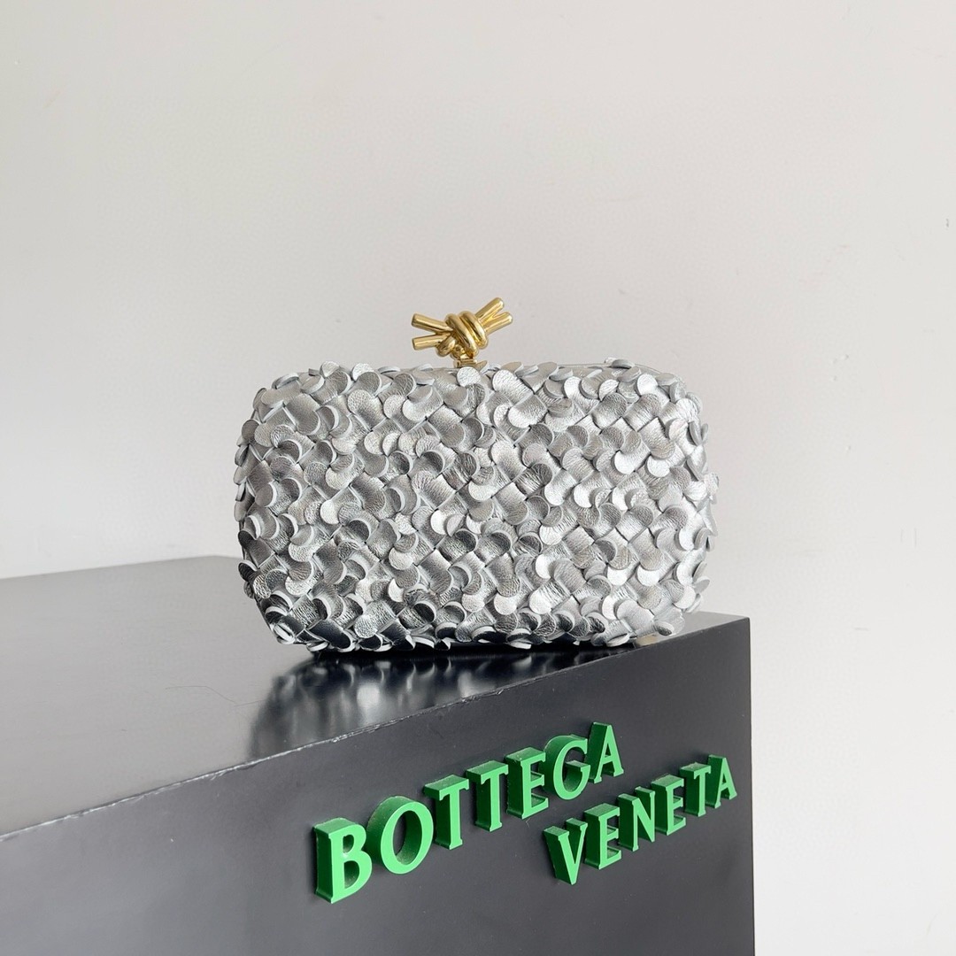 bo*te*ga Ve*ne*ta knot minaudiere clutch in silver sequins laminated leather
